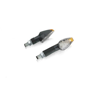 Puig LED Arrows Peak, modelo corto, aspecto carbono.